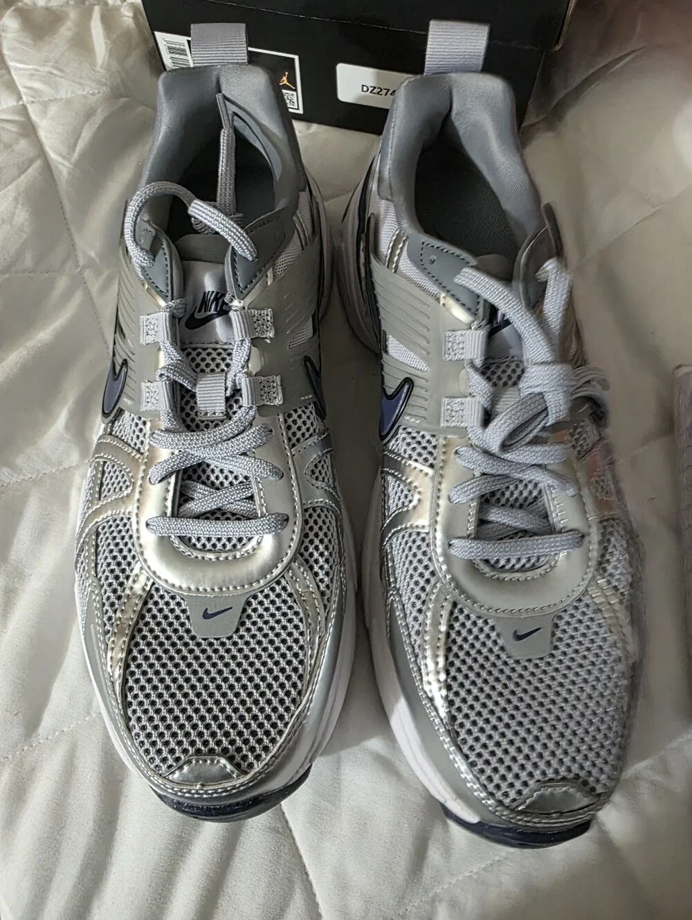 Nike V2K Run  Men’s Silver and Navy Mesh Running Sneakers Size 10.5m.